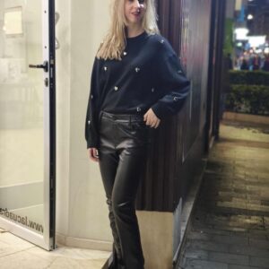 Pantalón polipiel tachas